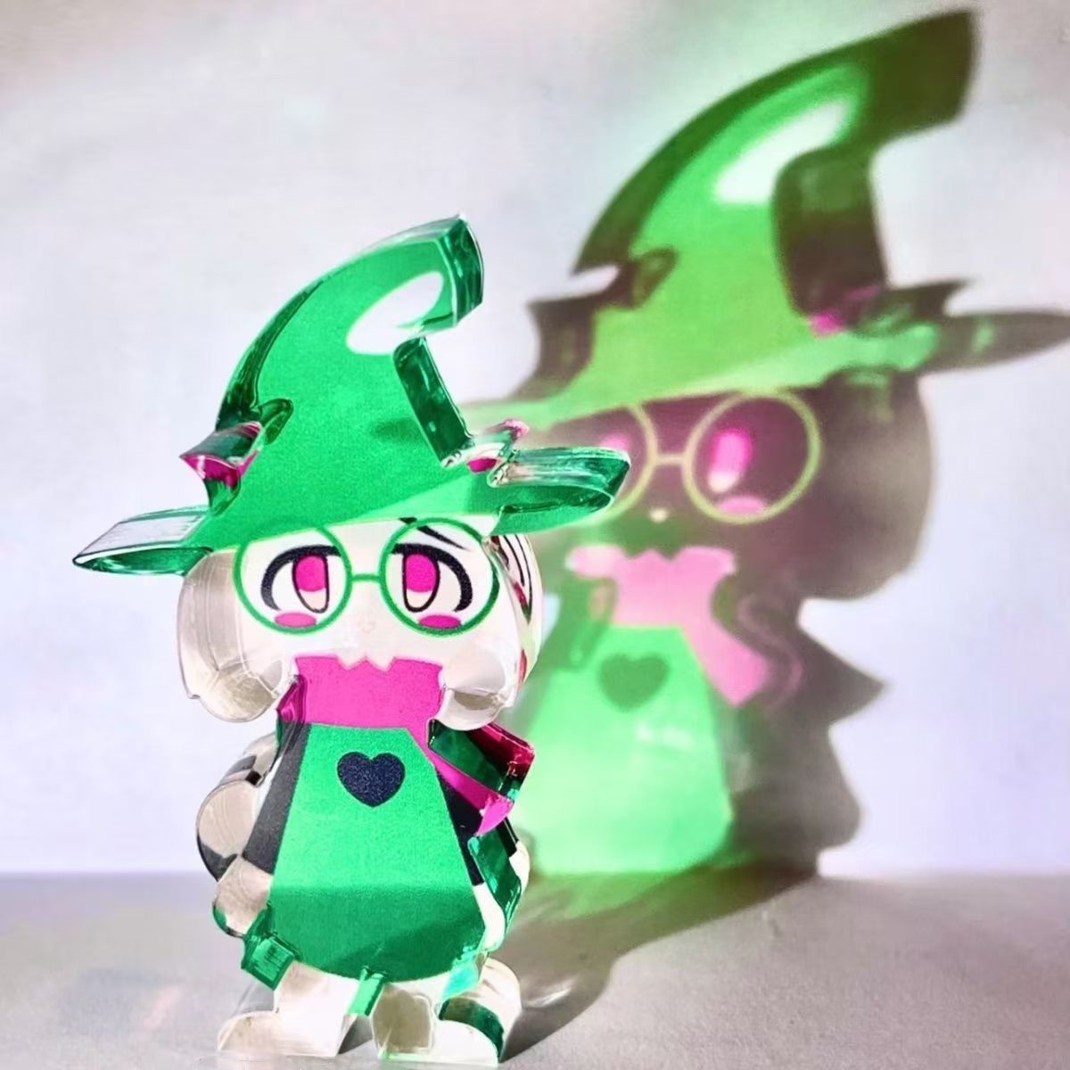 Desk Setup Cute - Figurka akrylowa DELTARUNE Ralsei, stojak, model